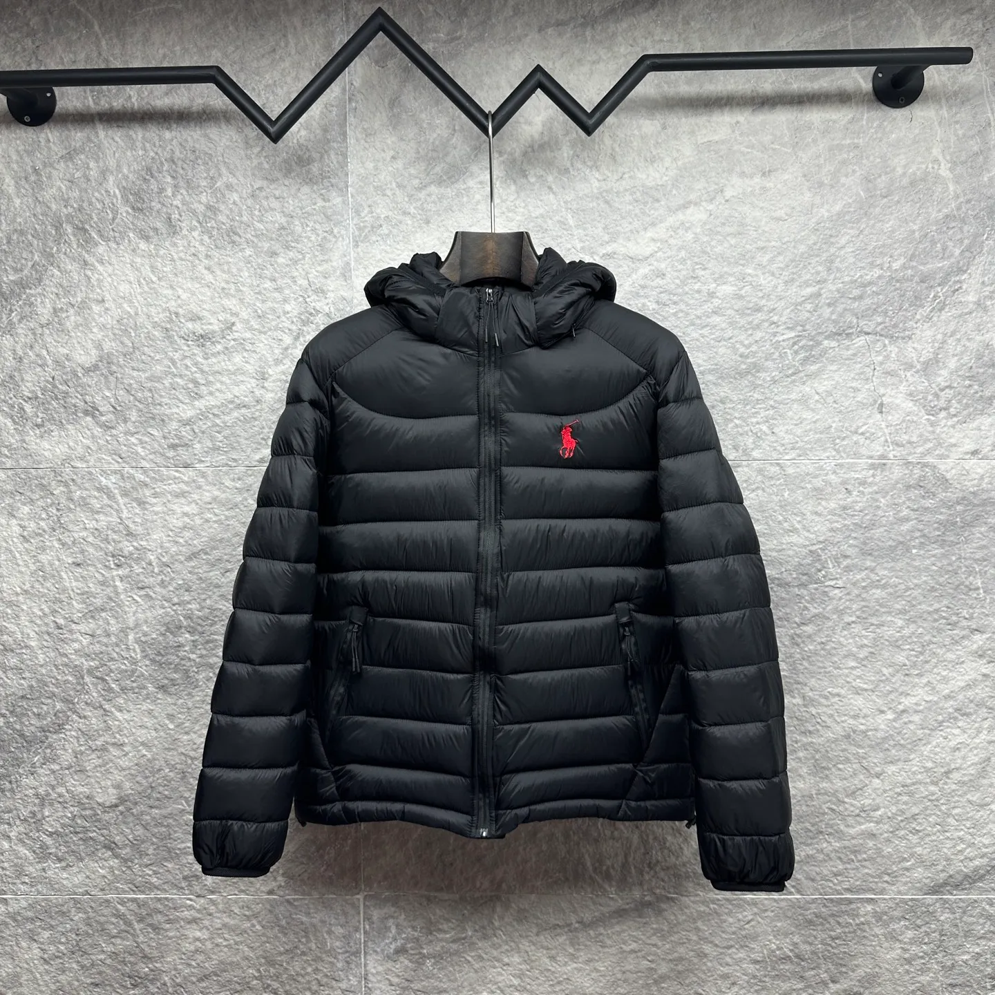 P430 Ralph Lauren 2025 new embroidered logo couple's cotton jacket (removable hood) 🍃High version top quality🍃 💯Using polyester fiber composite custom fabric, excellent breathability, original custom hardware molding, original custom lining all inside, non-pilling, wear-resistant, comfortable and soft, highly wrinkle-resistant, a couple's cotton jacket, original main wheat washed tag packaging👍 Size: M-3XL Color: black